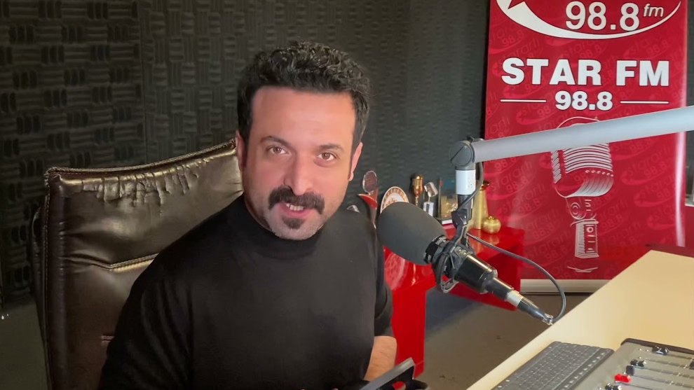 Gönül Yorgunu Gökhan Star FM stüdyosunda, elinde kulaklıkla