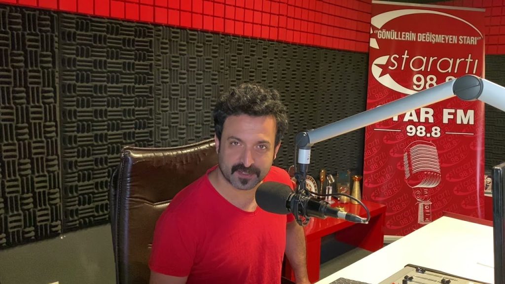 Gönül Yorgunu Gökhan Star FM stüdyosunda mikrofon başında